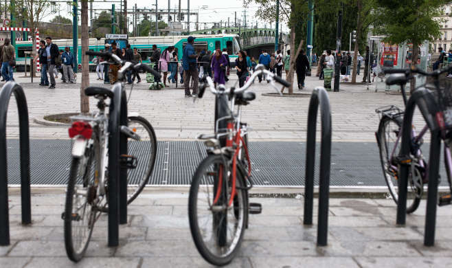 Garage à vélo devant un arrêt de tramway Garage à vélo devant un arrêt de tramway © M. Rondel